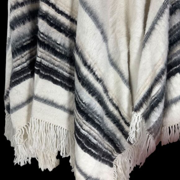 Artesia Peru 100 Percent Poncho Vintage Black/Grey White Button One Size - Picture 3 of 7